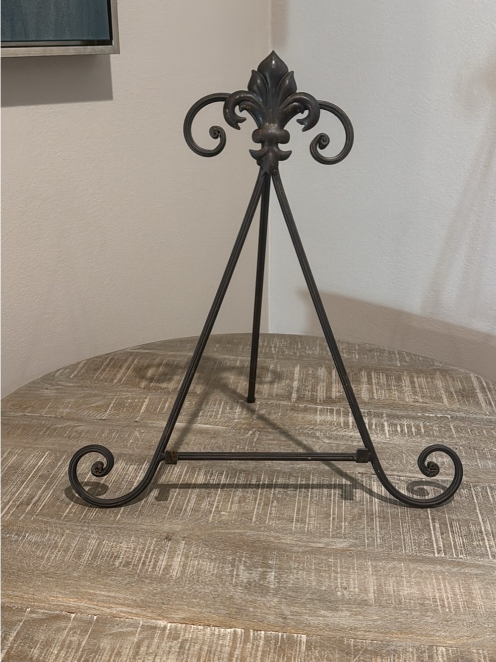 Decorative Metal Fleur-de-Lis Easel Stand in Dark Bronze